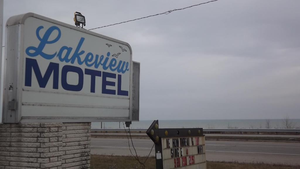 Lakeview Motel Two Rivers Екстериор снимка