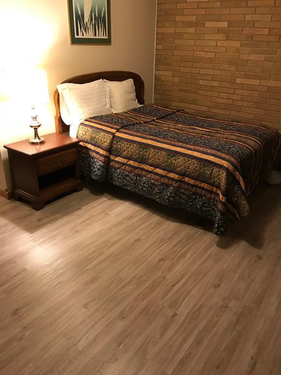Lakeview Motel Two Rivers Екстериор снимка